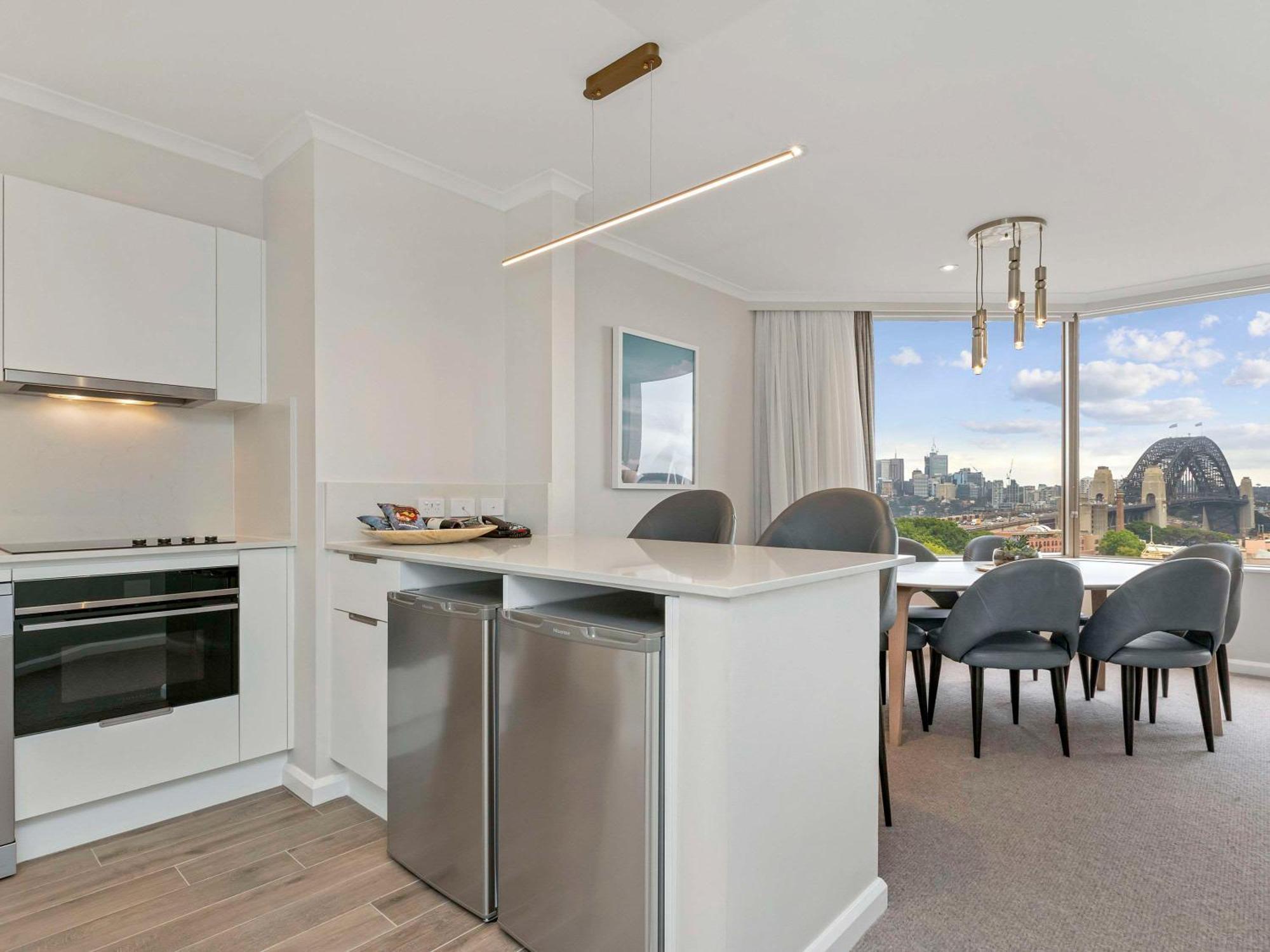 The Sebel Quay West Suites Sydney Bagian luar foto A kitchen in a typical apartment