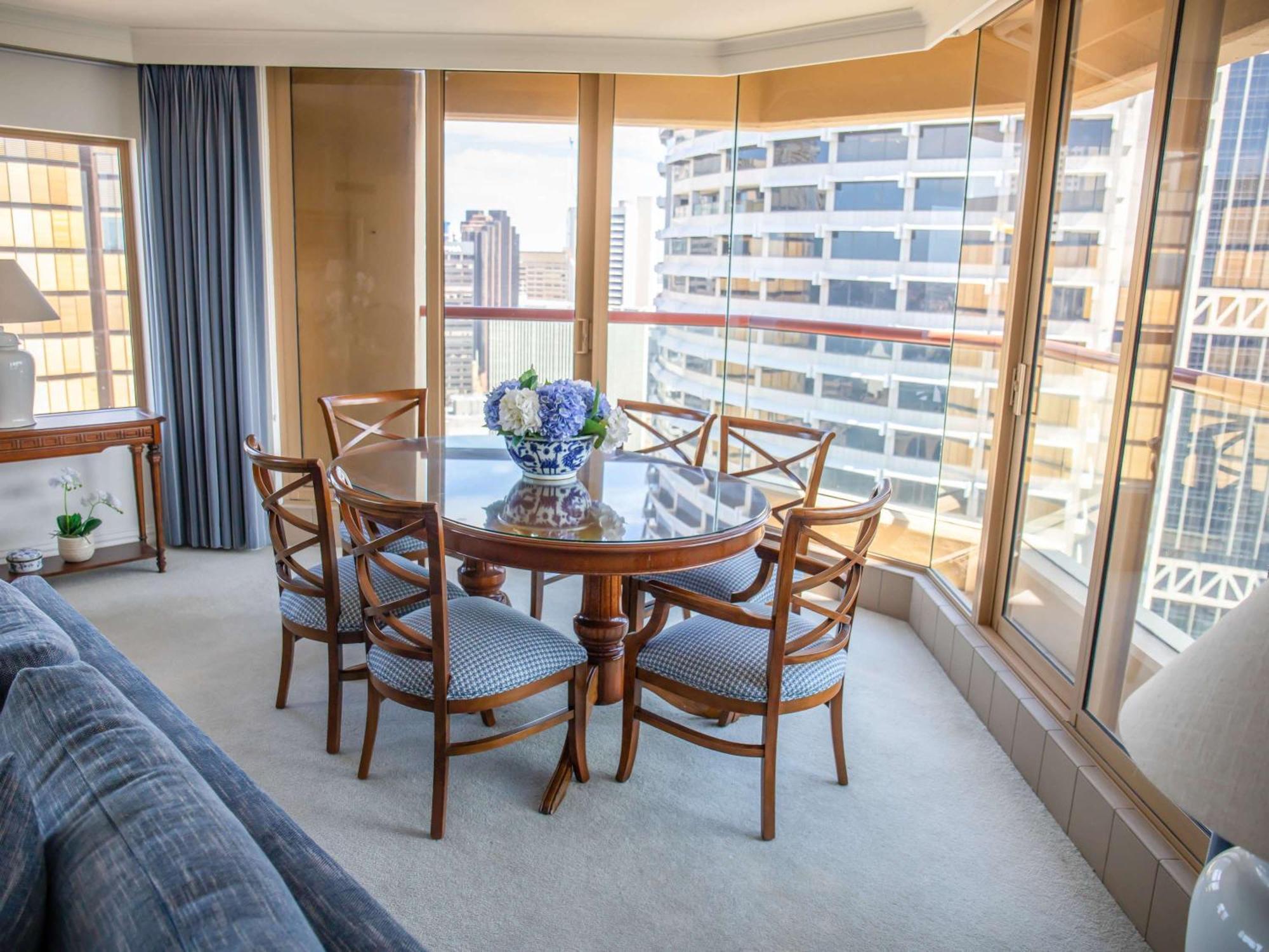 The Sebel Quay West Suites Sydney Bagian luar foto A typical dining room