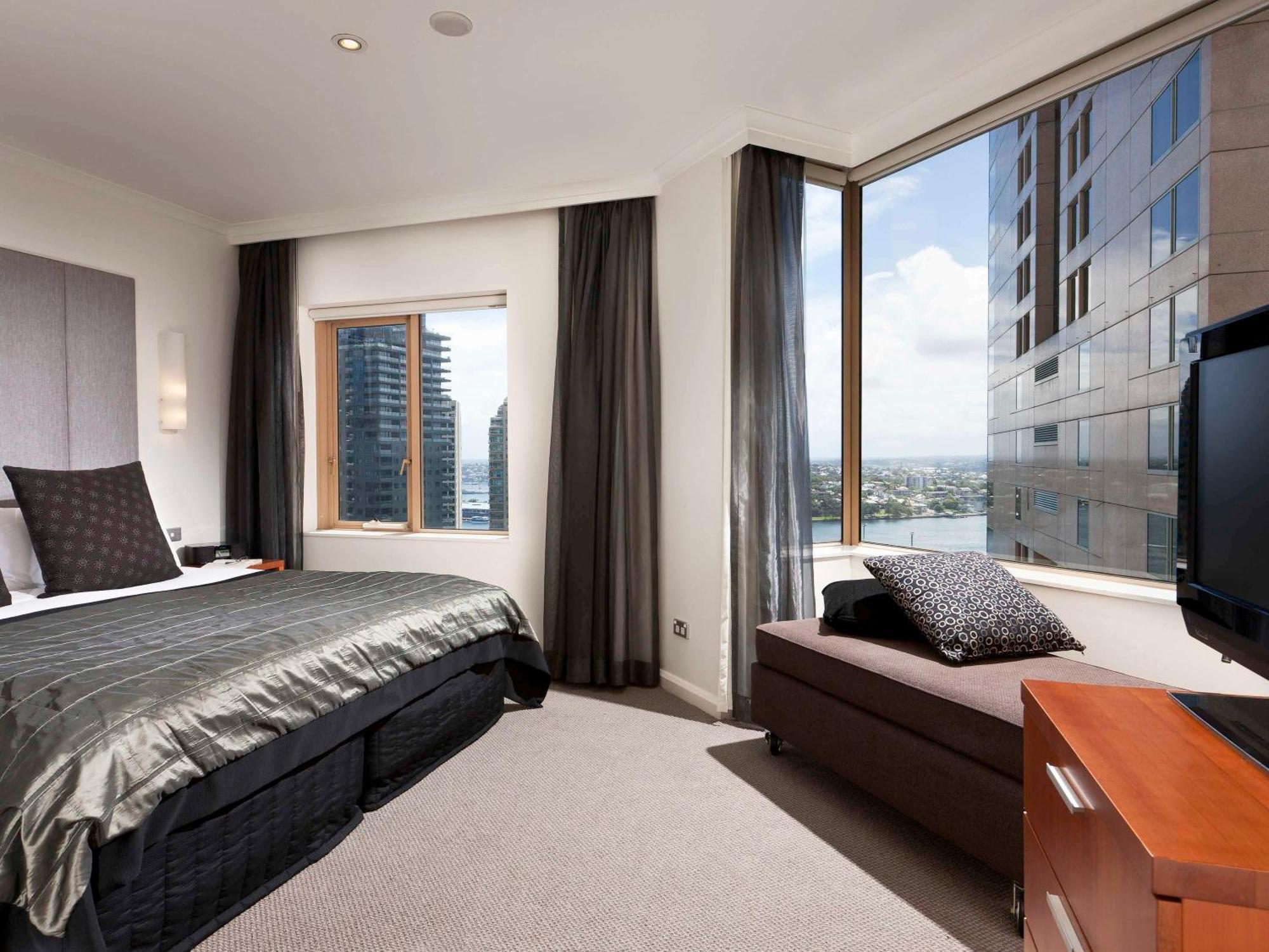 The Sebel Quay West Suites Sydney Bagian luar foto A bedroom at the Crown Towers