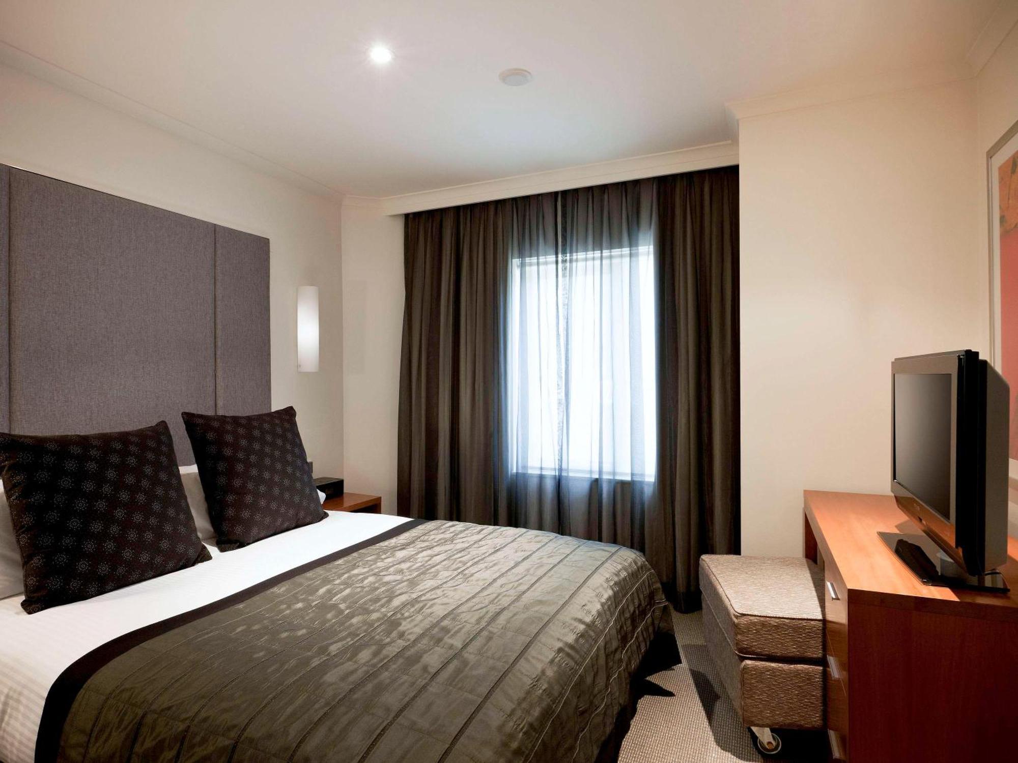 The Sebel Quay West Suites Sydney Bagian luar foto A bedroom at the hotel