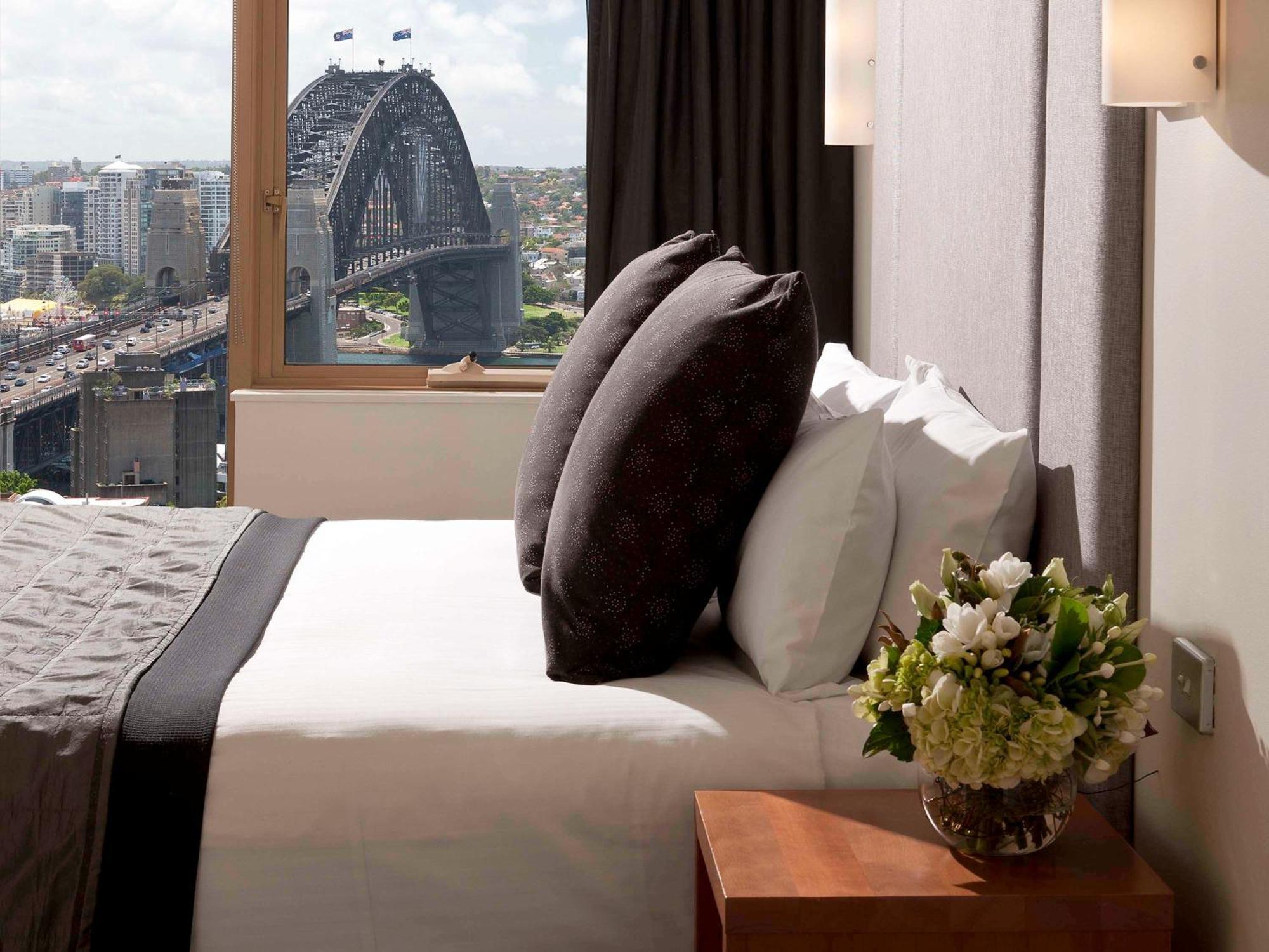 The Sebel Quay West Suites Sydney Bagian luar foto A bedroom at the hotel